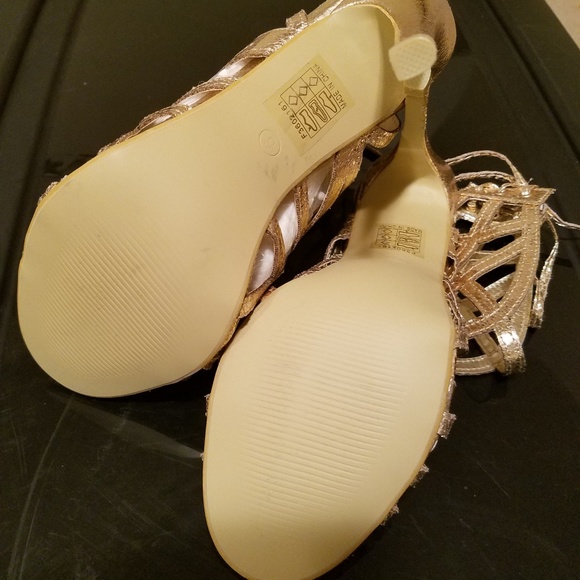 🎉 NWOT Gold Metallic Gladiator - Picture 4 of 6